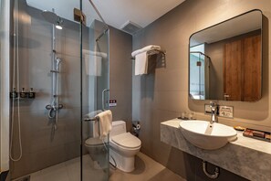 Chambre Standard avec lits jumeaux | Salle de bain | Douche, douche à « effet pluie », articles de toilette gratuits