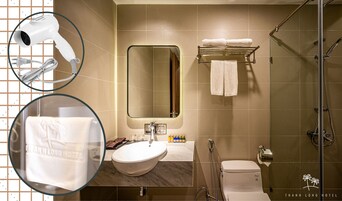 Un bagno moderno con lavandino, specchio, porta asciugamani e doccia.