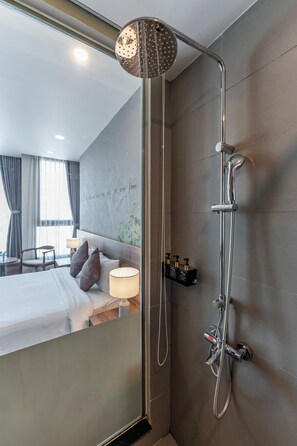 Chambre Deluxe double, vue sur la ville | Salle de bain | Douche, douche cascade, articles de toilette (gratuits)