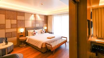 In-room safe, laptop workspace, iron/ironing board, free WiFi