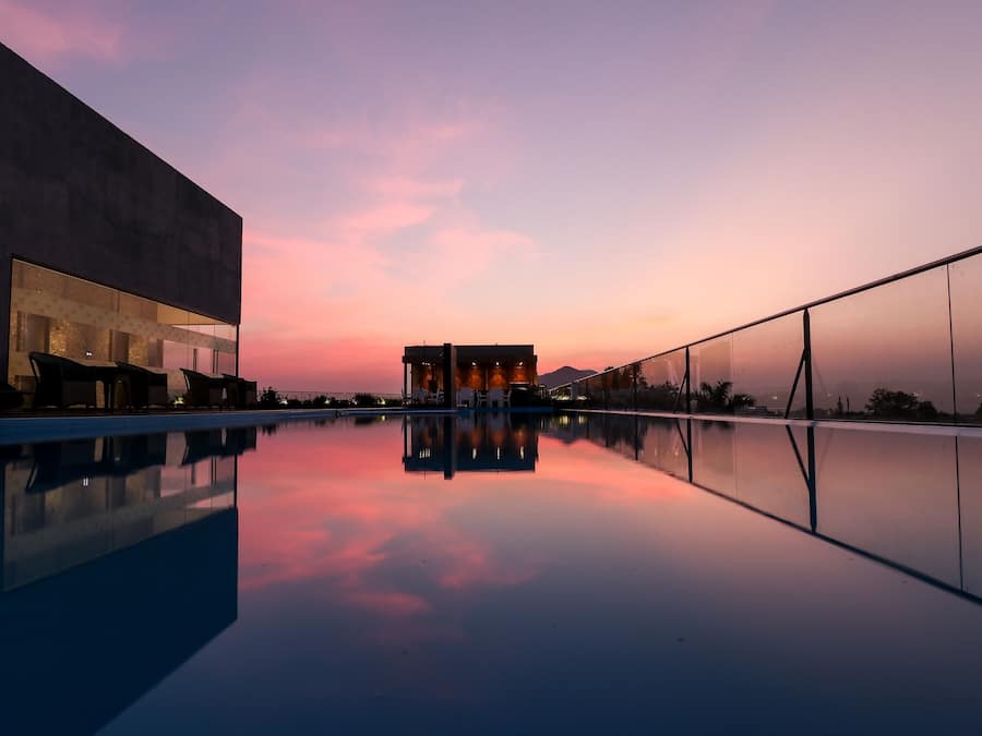 Piscine extérieure, piscine sur le toit, chaises longues