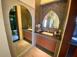 Phòng 4 | Bàn, giường gấp/giường phụ (phụ phí)