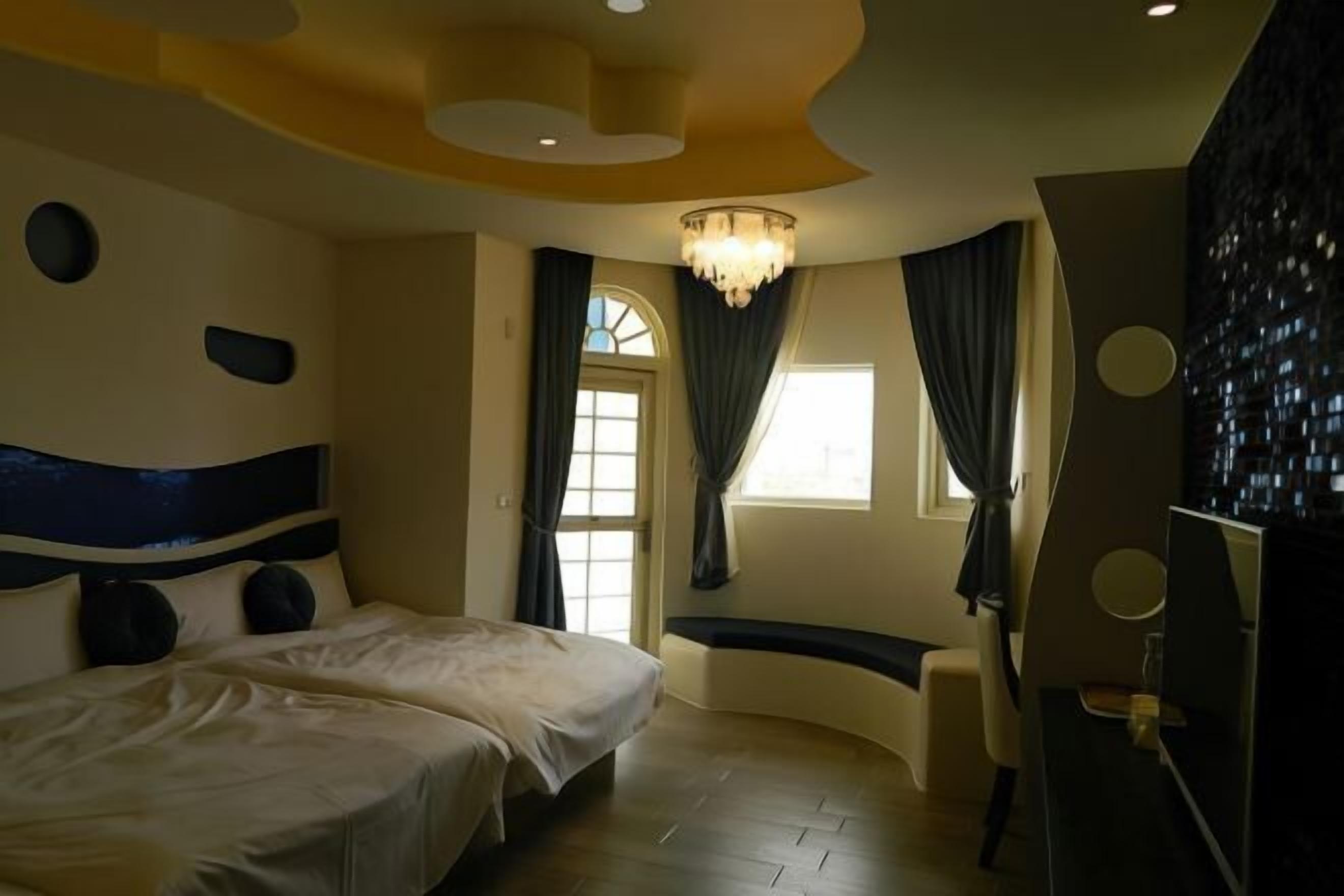 Desk, rollaway beds, free WiFi, bed sheets