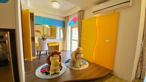A room with a wooden floor, a desk, a chair, and a mirror. - Dream Ocean View B&B (Magong)