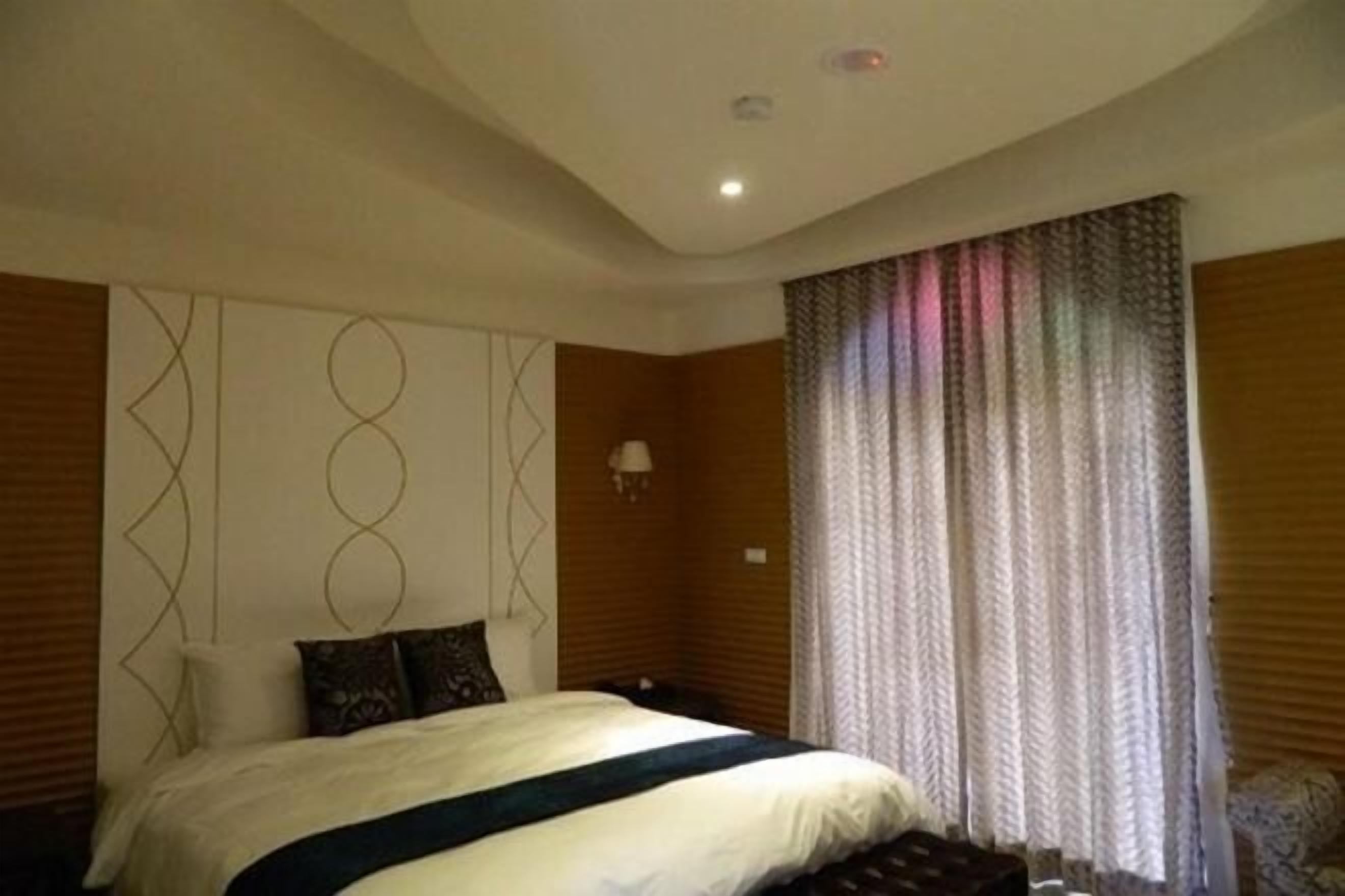 Desk, rollaway beds, free WiFi, bed sheets