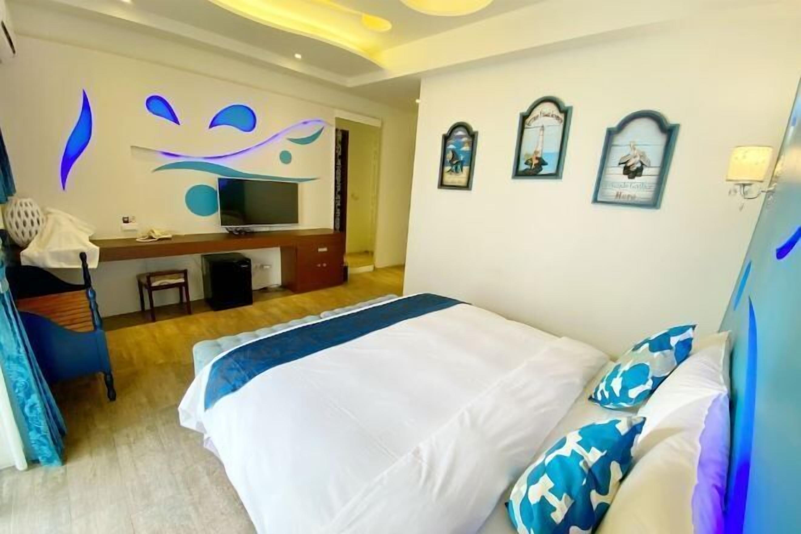 Desk, rollaway beds, free WiFi, bed sheets