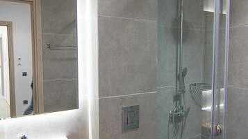 Vila, 2 quartos, piscina particular | Banheiro | Chuveiro, toalhas de banho