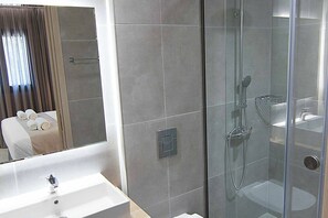 Villa, 2 Schlafzimmer, eigener Pool | Badezimmer | Dusche, Handtücher