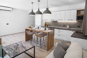 Villa, 2 Schlafzimmer, eigener Pool | Eigene Küche | Großer Kühlschrank, Mikrowelle, Ofen, Herdplatte