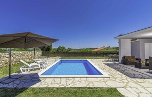 Outdoor pool, pool umbrellas, sun loungers - Casa Vida (Marcana)