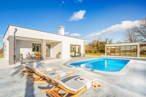 Outdoor pool, a heated pool - Villa Aida (Labin)