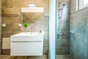 Villa (2 Bedrooms) | Salle de bain | Douche, serviettes fournies
