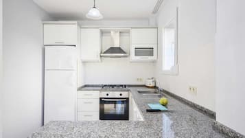 Villa, 3 chambres | Cuisine privée | Réfrigérateur, four, plaque de cuisson, lave-vaisselle