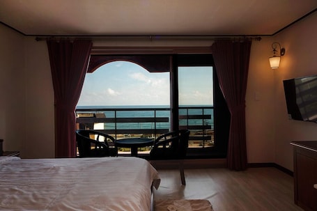 Deluxe Twin Room | Beach/ocean view. Haedoji Hotel Yangyang