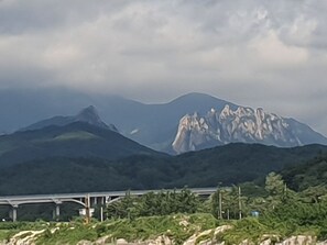 A mountain range with a bridge in the foreground. - Haedoji Hotel Yangyang (Yangyang)
