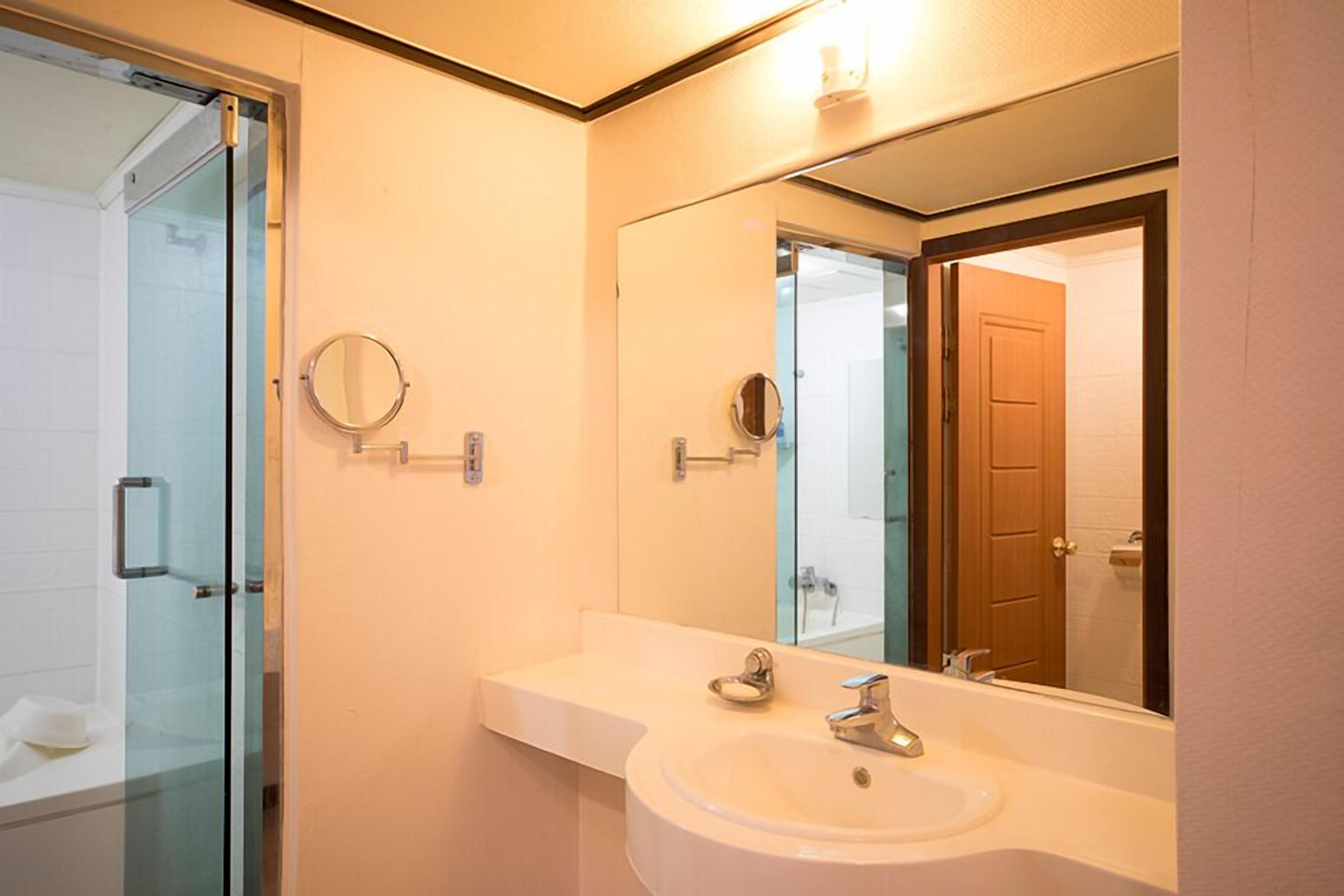 Ducha y bañera combinadas y bañera profunda