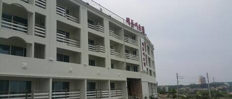 Vista frontal de la propiedad