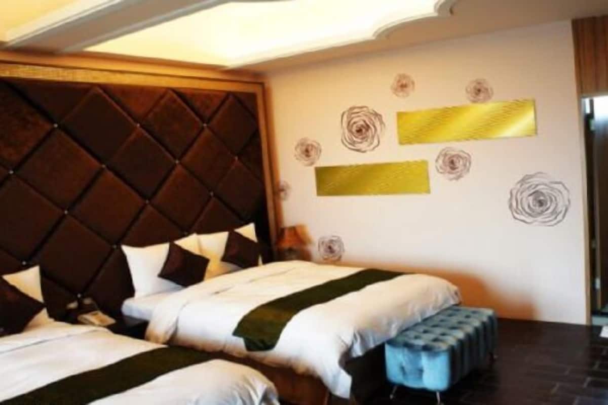 Desk, soundproofing, free WiFi, bed sheets