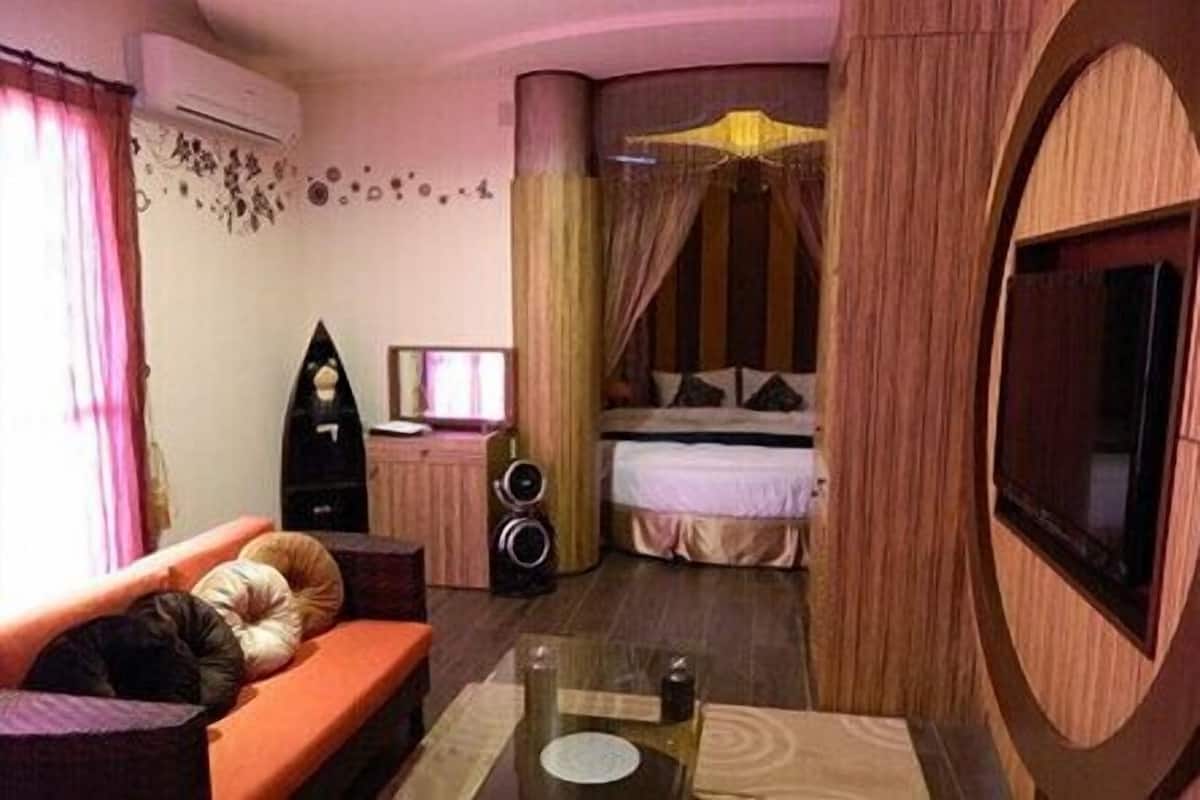 Desk, soundproofing, free WiFi, bed sheets