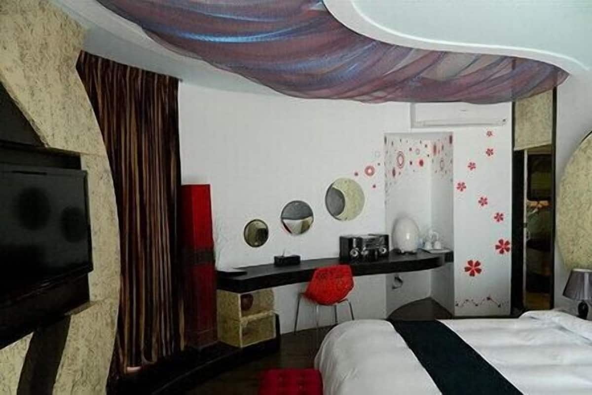 Desk, soundproofing, free WiFi, bed sheets