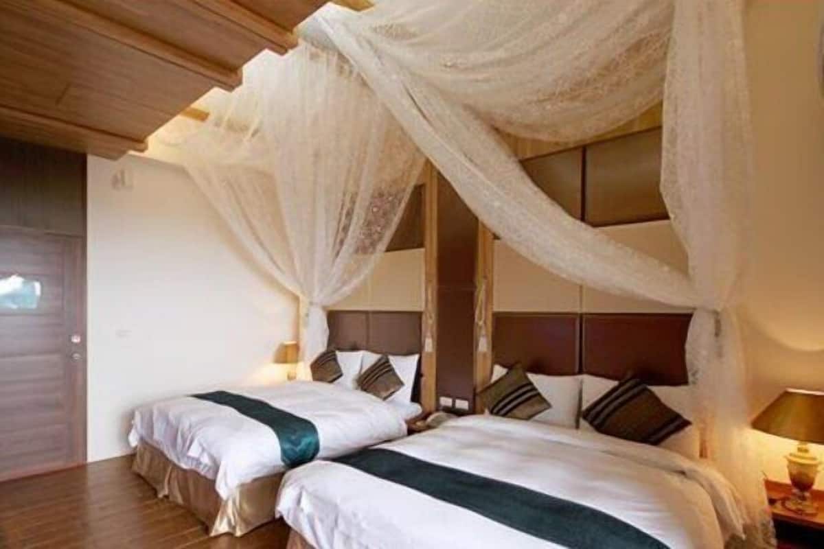 Desk, soundproofing, free WiFi, bed sheets