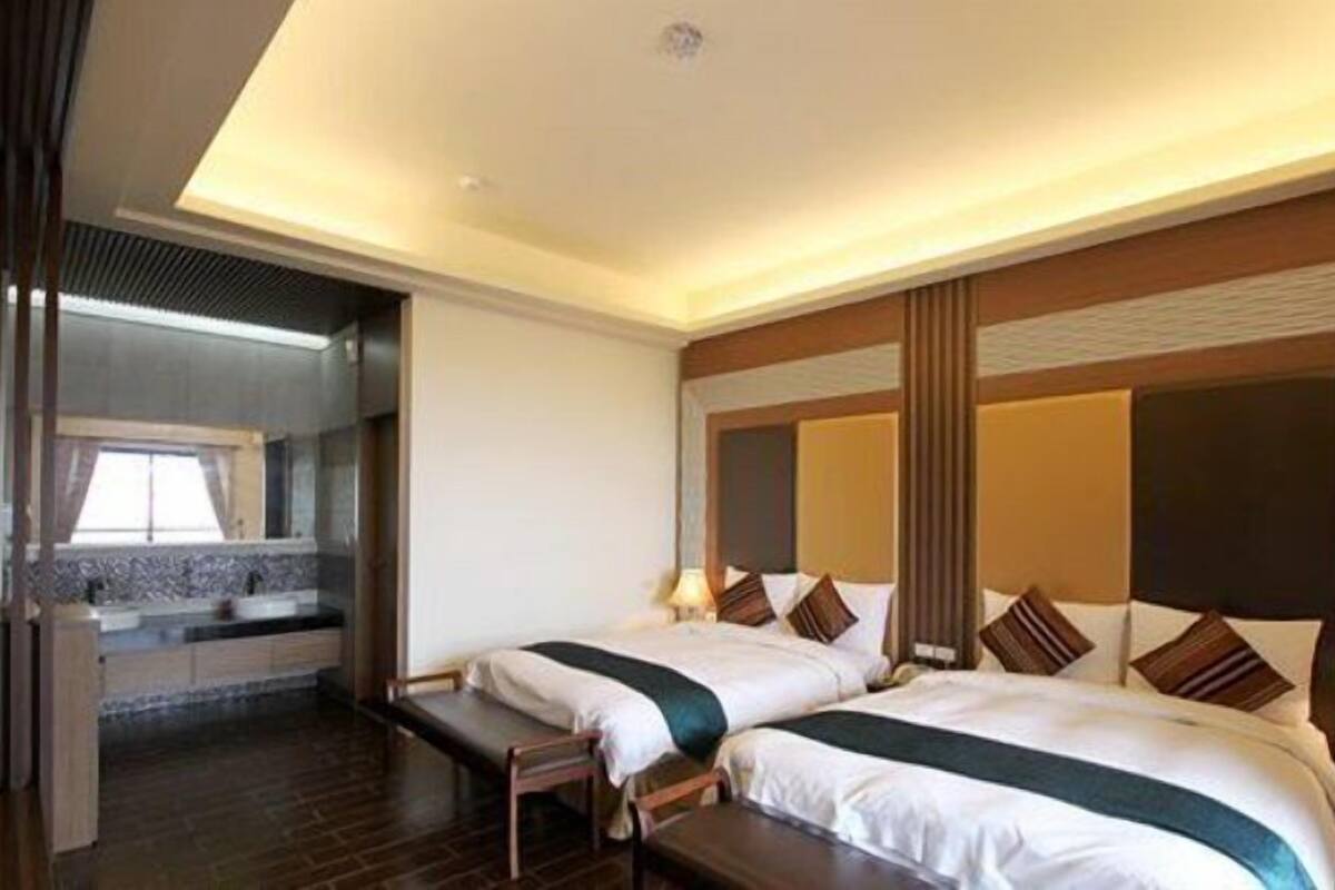 Desk, soundproofing, free WiFi, bed sheets