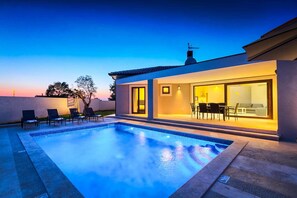 Front of property – evening/night - Villa Hermione (Vodnjan)