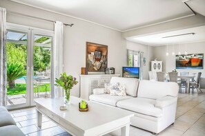 Villa (5 Bedrooms) | Coin séjour | Télévision