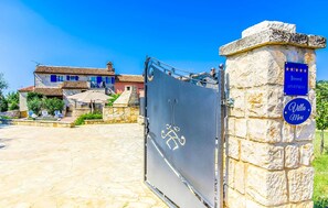 Fachada de la propiedad