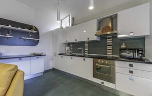 Villa, 4 habitaciones | Cocina privada | Refrigerador, microondas, horno y parrilla de estufa