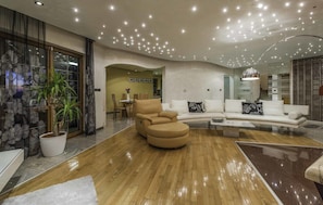 Villa, 4 habitaciones | Sala de estar | Televisión de pantalla plana, consola de videojuegos y futbolito