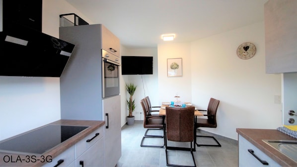 Full-sized fridge, microwave, oven, dishwasher