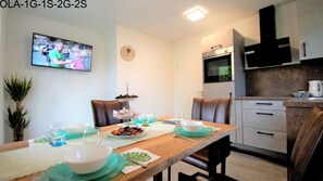 Refrigerador con freezer, microondas, horno, lavavajillas
