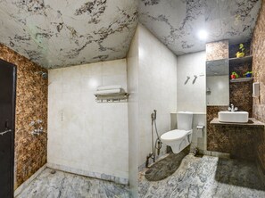 Habitación doble superior, 1 habitación | Baño | Regadera, amenidades de baño gratuitas, batas, pantuflas 