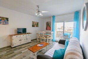 Apartamento, 2 habitaciones | Sala de estar | Televisión de 1 cm con canales por cable