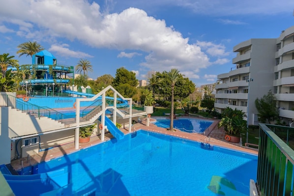 Piscine extérieure, piscine chauffée, chaises longues