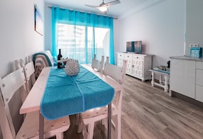 Appartamento, 2 camere da letto, terrazzo, vista mare parziale | Cucina privata | Frigorifero, microonde, forno, piano cottura