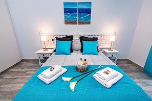 Appartamento, 2 camere da letto, terrazzo, vista mare parziale | 2 camere, con stile personalizzato, una scrivania, postazione laptop