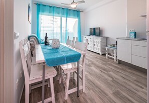 Appartamento, 2 camere da letto, terrazzo, vista mare parziale | 2 camere, con stile personalizzato, una scrivania, postazione laptop