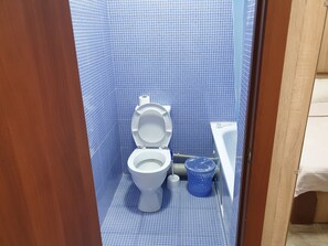 Standardrum | Badrum | Badkar, hårtork, tofflor och handdukar