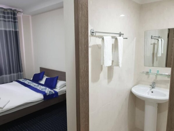 Standardrum | Arbetsyta för laptop, ljudisolering och strykjärn/strykbräda