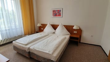 Double Room | Hypo-allergenic bedding, rollaway beds, free WiFi, bed sheets