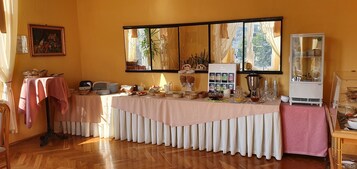 Café da manhã com buffet todos os dias mediante uma taxa