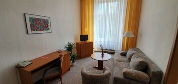 Quarto casal | Área de estar | TV de tela plana 27 polegadas com canais via satélite, TV