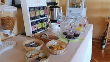 Desayuno buffet (EUR 8 por persona)