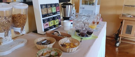 Colazione a buffet, servita tutte le mattine (8 EUR a persona) 