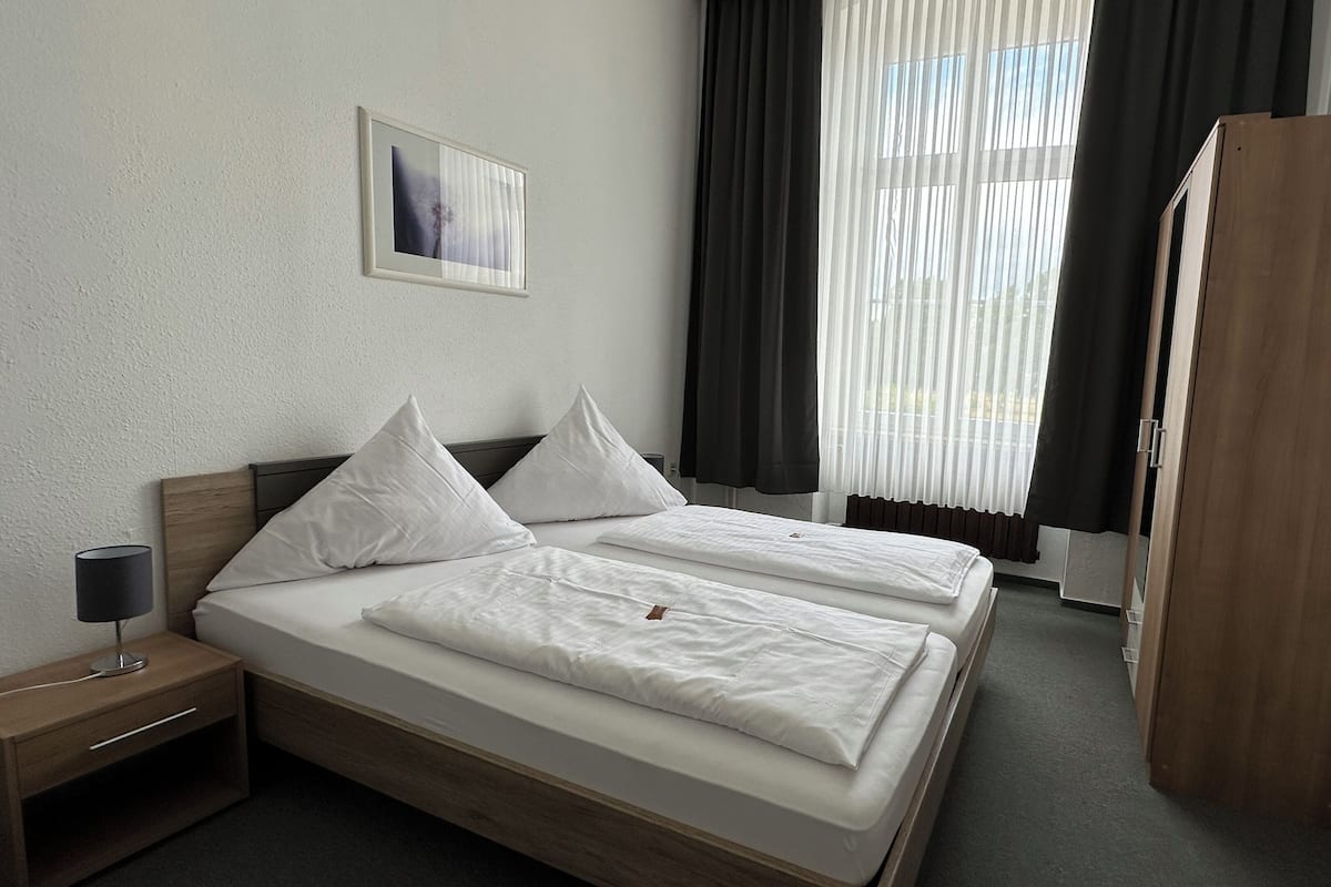 Hypo-allergenic bedding, free WiFi, bed sheets