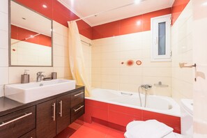 Ducha, secador de pelo, toallas, jabón
