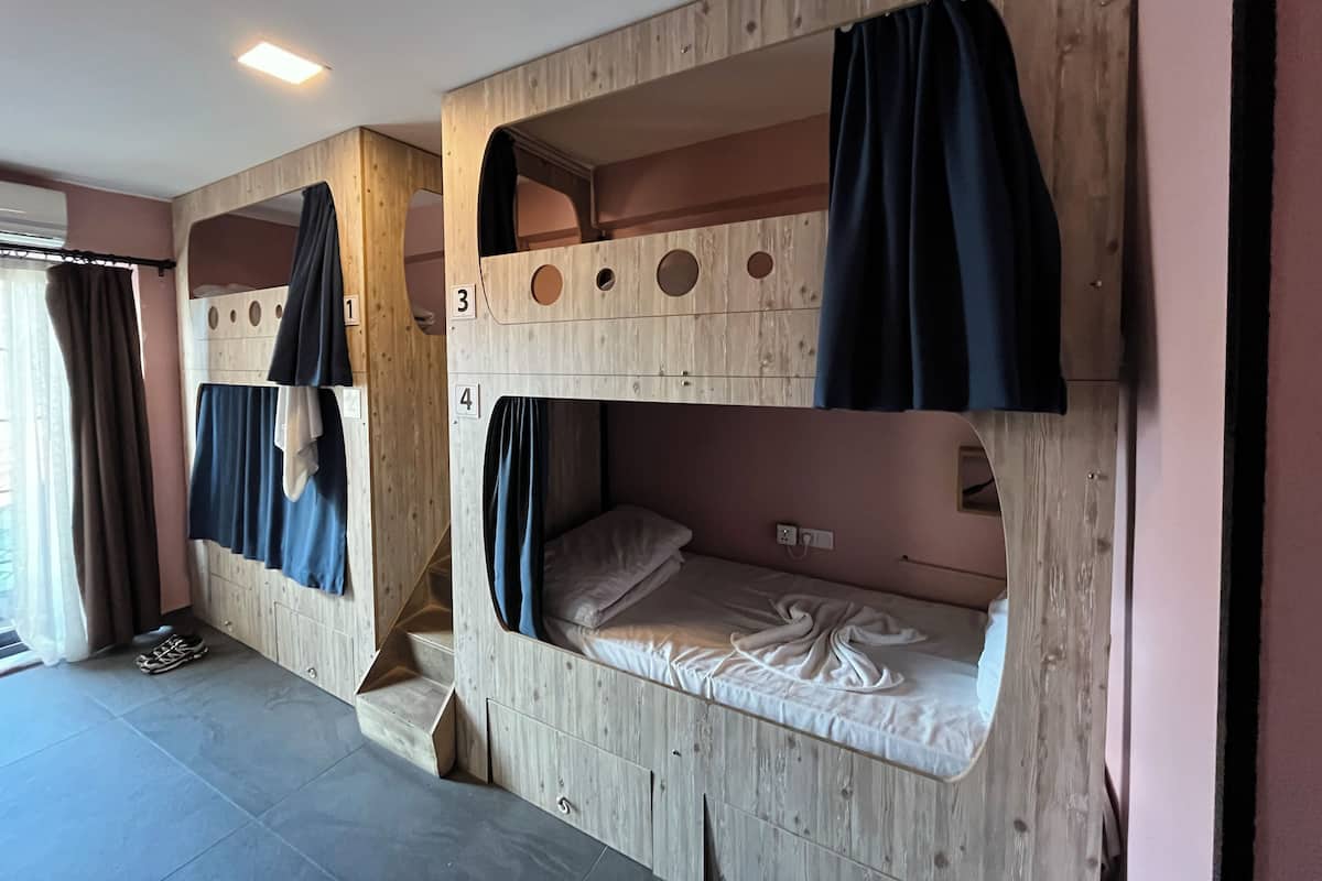 Asrama Umum Standar, hanya perempuan, balkon, pemandangan kota | Ruang kerja ramah laptop, tirai kedap cahaya, dan setrika/meja setrika