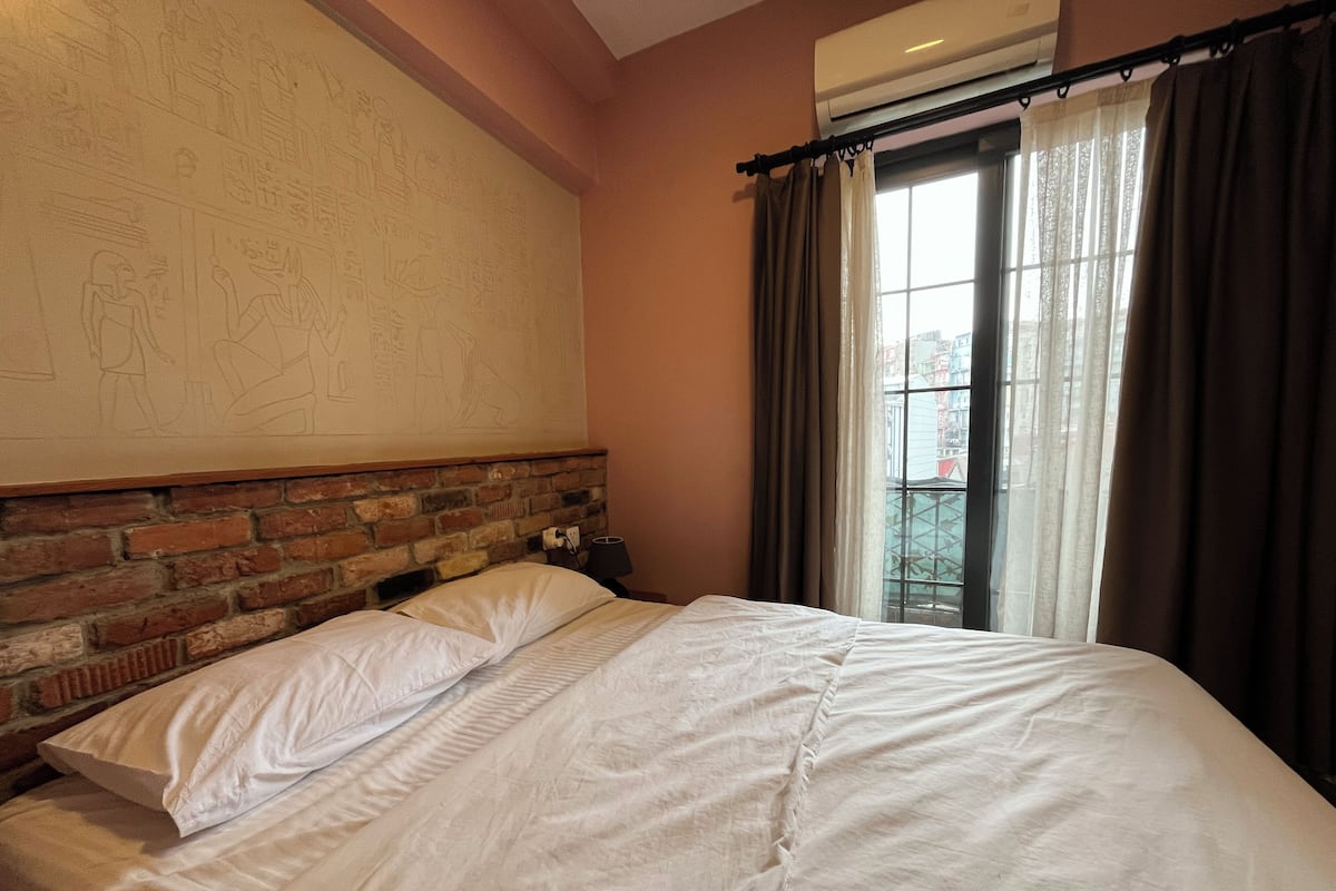 Kamar Standar, kamar mandi umum | Ruang kerja ramah laptop, tirai kedap cahaya, dan setrika/meja setrika